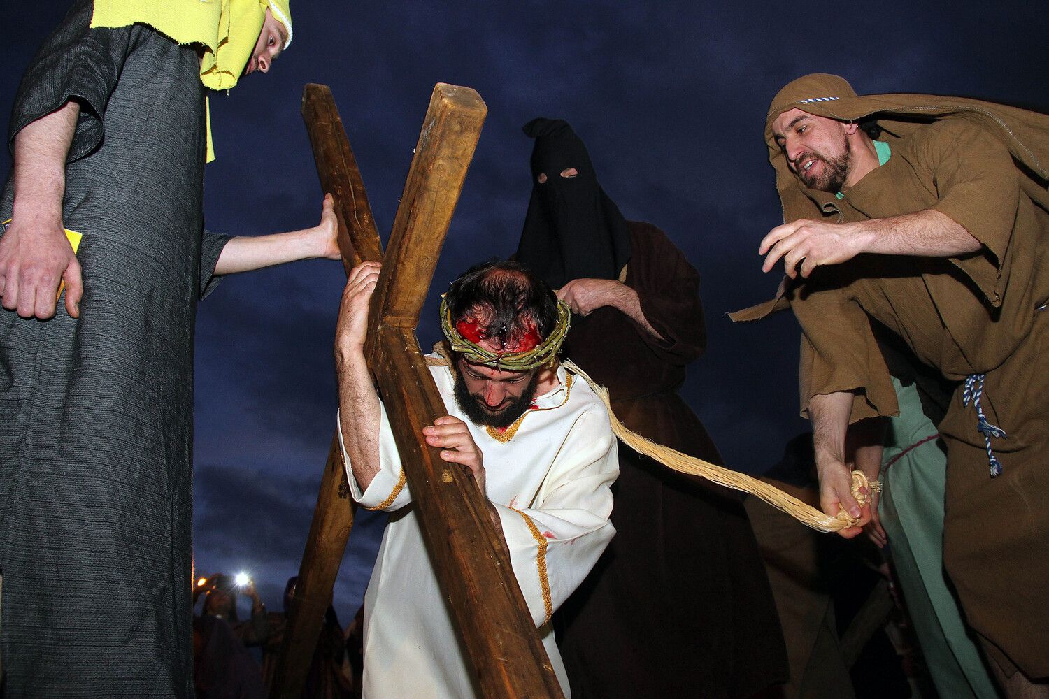 Alrededor de un centenar de vecinos escenifican en la localidad leonesa de Jiménez de Jamuz un Viacrucis viviente | Peio García / ICAL