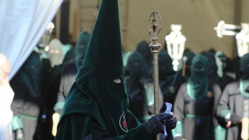 Las 'Marías' llenan las calles de León haciendo frente al bullicio de Jueves Santo | José Martín 