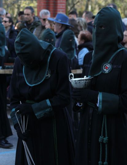 Las 'Marías' llenan las calles de León haciendo frente al bullicio de Jueves Santo | José Martín 