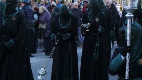 Las 'Marías' llenan las calles de León haciendo frente al bullicio de Jueves Santo | José Martín 