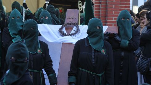 Las 'Marías' llenan las calles de León haciendo frente al bullicio de Jueves Santo | José Martín 