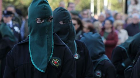 Las 'Marías' llenan las calles de León haciendo frente al bullicio de Jueves Santo | José Martín 