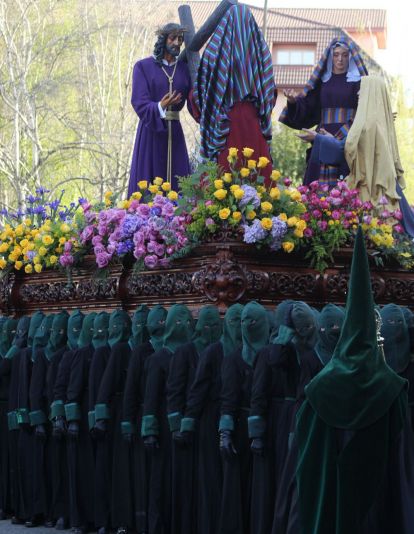 Las 'Marías' llenan las calles de León haciendo frente al bullicio de Jueves Santo | José Martín 
