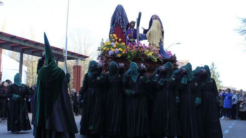 Las 'Marías' llenan las calles de León haciendo frente al bullicio de Jueves Santo | José Martín 