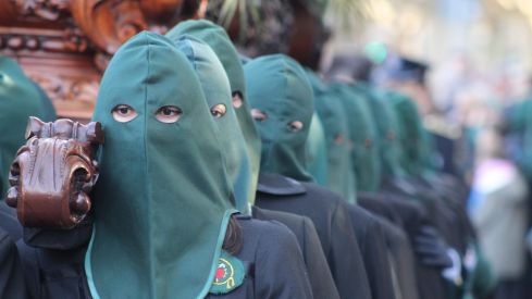 Las 'Marías' llenan las calles de León haciendo frente al bullicio de Jueves Santo | José Martín 