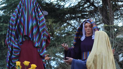 Las 'Marías' llenan las calles de León haciendo frente al bullicio de Jueves Santo | José Martín 