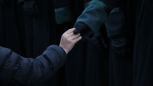 Las 'Marías' llenan las calles de León haciendo frente al bullicio de Jueves Santo | José Martín 