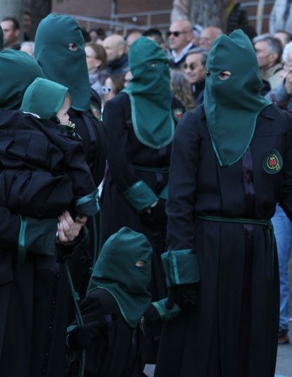 Las 'Marías' llenan las calles de León haciendo frente al bullicio de Jueves Santo | José Martín 
