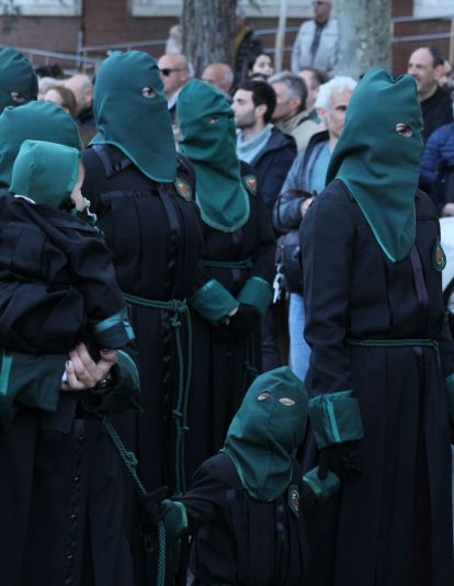 Las 'Marías' llenan las calles de León haciendo frente al bullicio de Jueves Santo | José Martín 