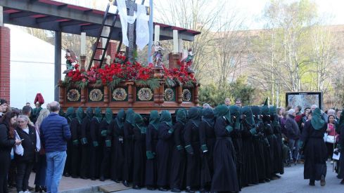 Las 'Marías' llenan las calles de León haciendo frente al bullicio de Jueves Santo | José Martín 