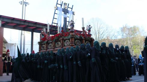 Las 'Marías' llenan las calles de León haciendo frente al bullicio de Jueves Santo | José Martín 