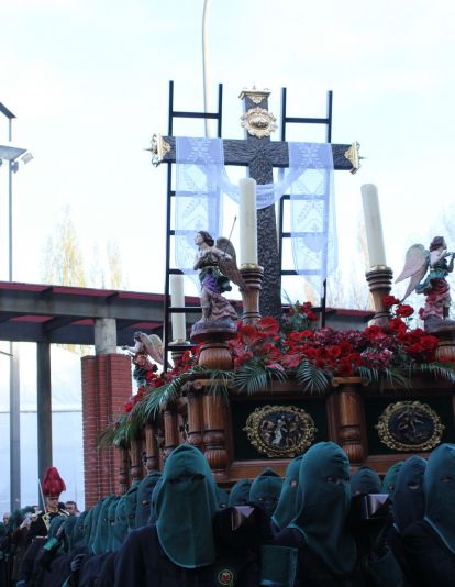 Las 'Marías' llenan las calles de León haciendo frente al bullicio de Jueves Santo | José Martín 