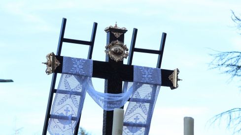 Las 'Marías' llenan las calles de León haciendo frente al bullicio de Jueves Santo | José Martín 