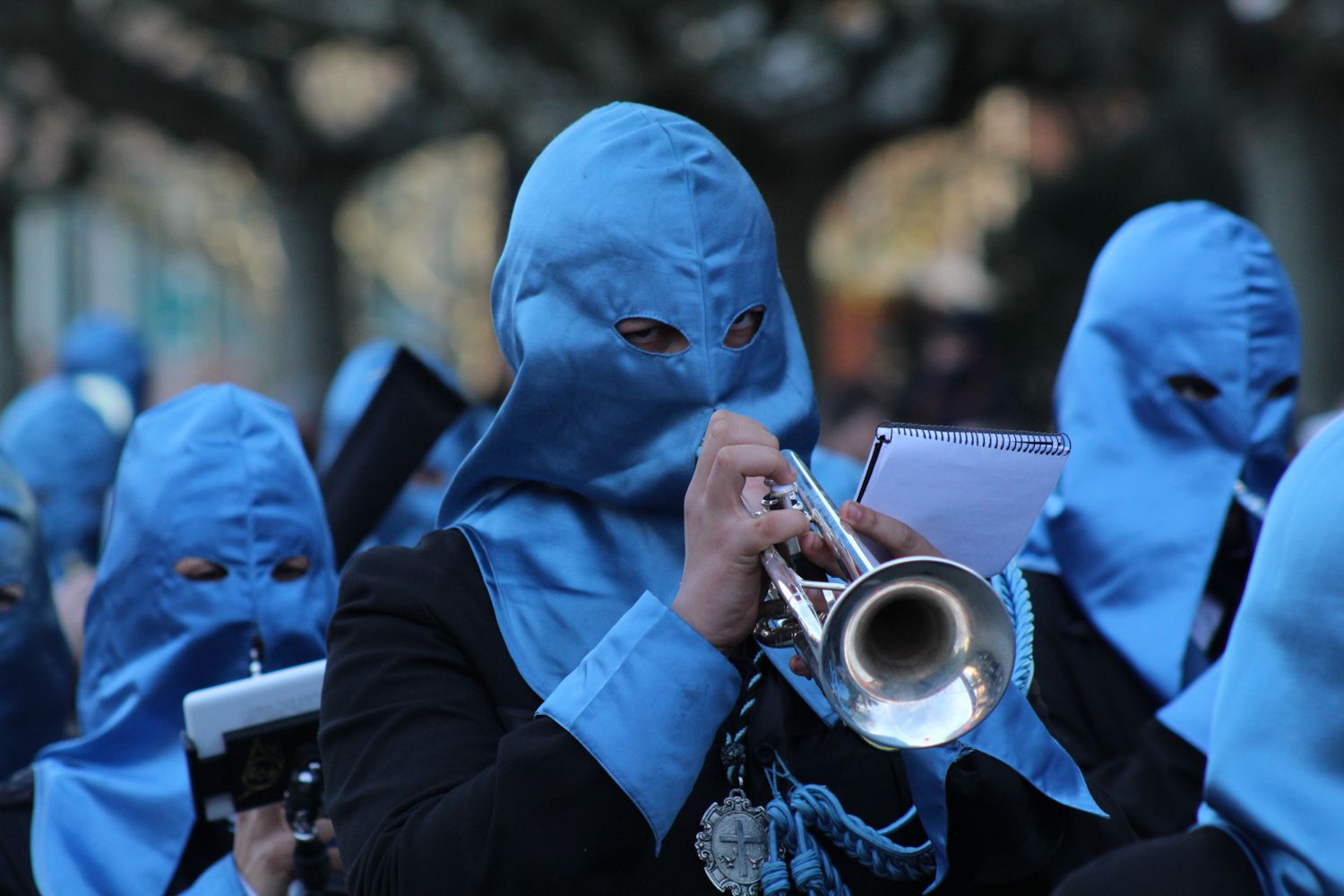 Las 'Marías' llenan las calles de León haciendo frente al bullicio de Jueves Santo | José Martín 