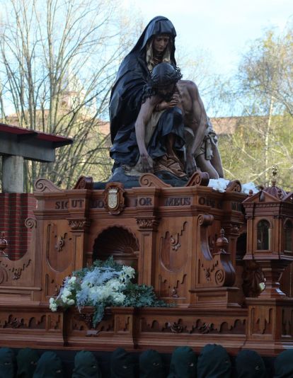 Las 'Marías' llenan las calles de León haciendo frente al bullicio de Jueves Santo | José Martín 