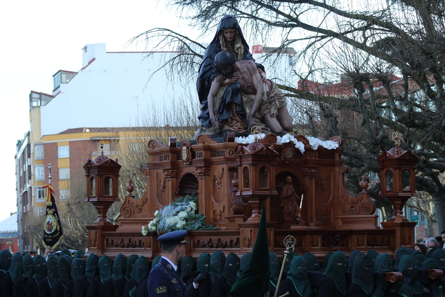 Las 'Marías' llenan las calles de León haciendo frente al bullicio de Jueves Santo | José Martín 