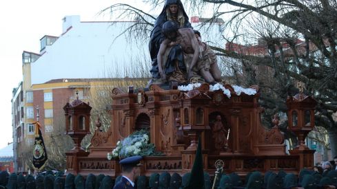 Las 'Marías' llenan las calles de León haciendo frente al bullicio de Jueves Santo | José Martín 