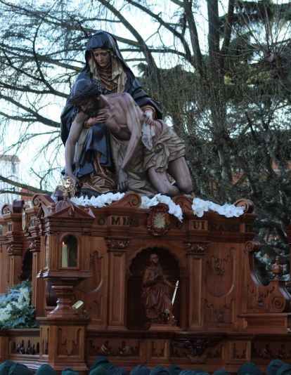 Las 'Marías' llenan las calles de León haciendo frente al bullicio de Jueves Santo | José Martín 