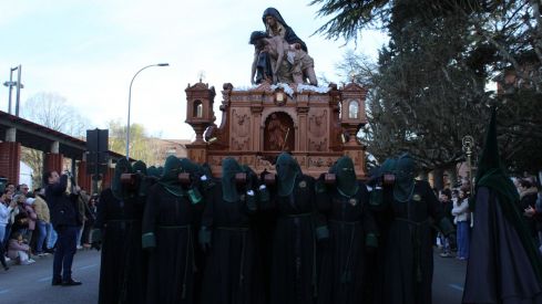 Las 'Marías' llenan las calles de León haciendo frente al bullicio de Jueves Santo | José Martín 