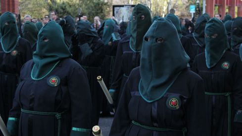 Las 'Marías' llenan las calles de León haciendo frente al bullicio de Jueves Santo | José Martín 