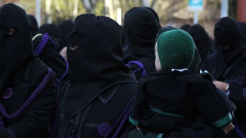 Las 'Marías' llenan las calles de León haciendo frente al bullicio de Jueves Santo | José Martín 