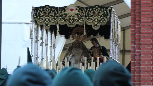 Las 'Marías' llenan las calles de León haciendo frente al bullicio de Jueves Santo | José Martín 