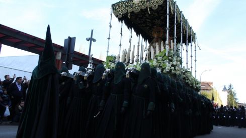 Las 'Marías' llenan las calles de León haciendo frente al bullicio de Jueves Santo | José Martín 