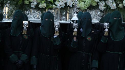 Las 'Marías' llenan las calles de León haciendo frente al bullicio de Jueves Santo | José Martín 