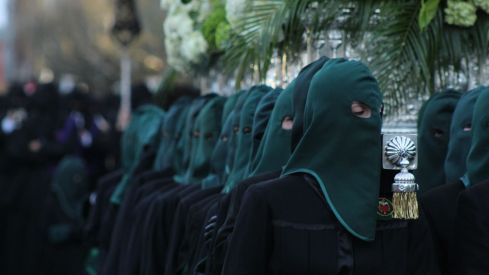 Las 'Marías' llenan las calles de León haciendo frente al bullicio de Jueves Santo | José Martín 