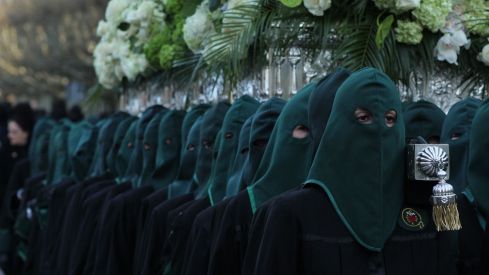 Las 'Marías' llenan las calles de León haciendo frente al bullicio de Jueves Santo | José Martín 