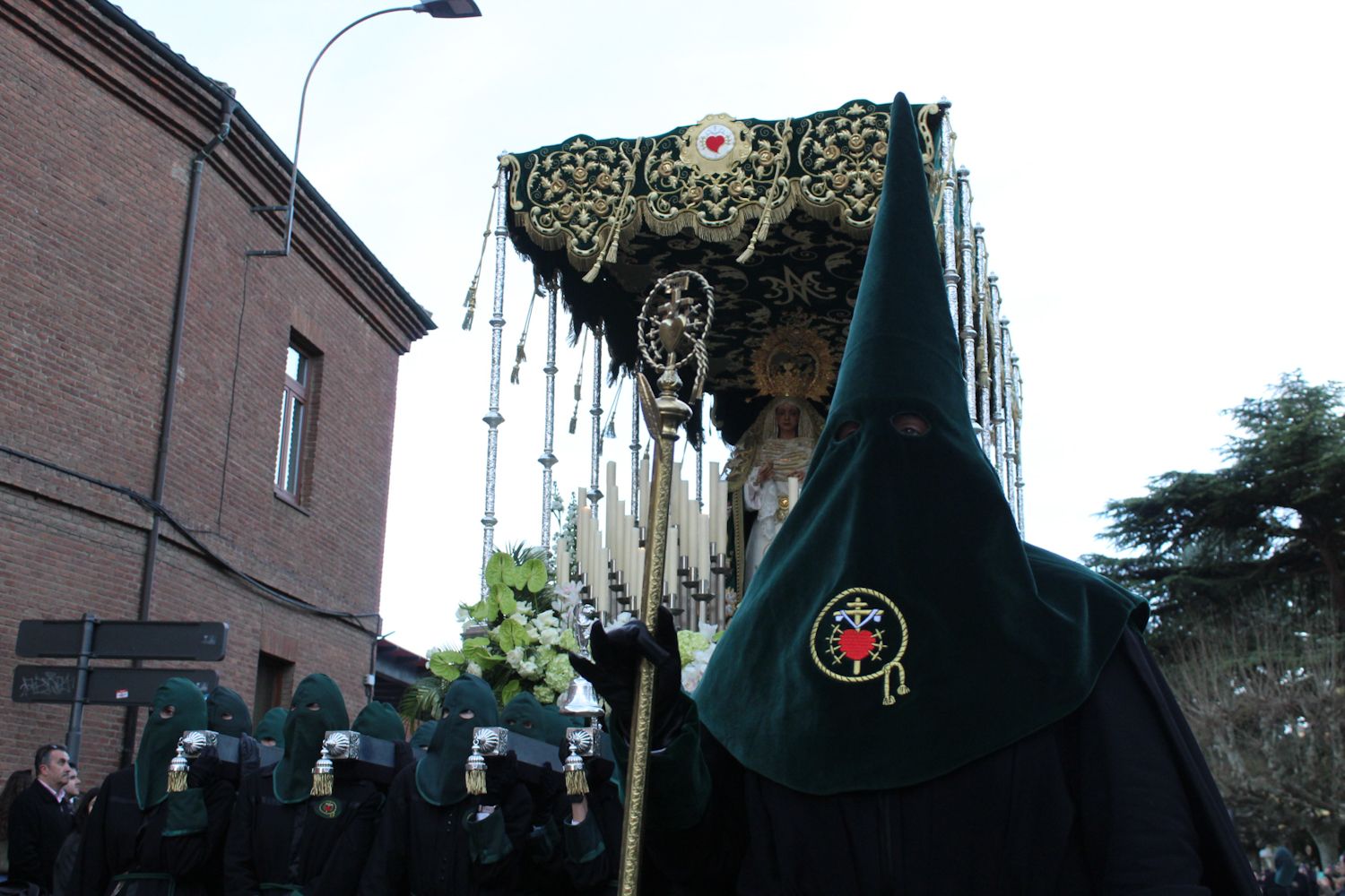 Las 'Marías' llenan las calles de León haciendo frente al bullicio de Jueves Santo | José Martín 