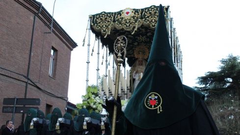 Las 'Marías' llenan las calles de León haciendo frente al bullicio de Jueves Santo | José Martín 
