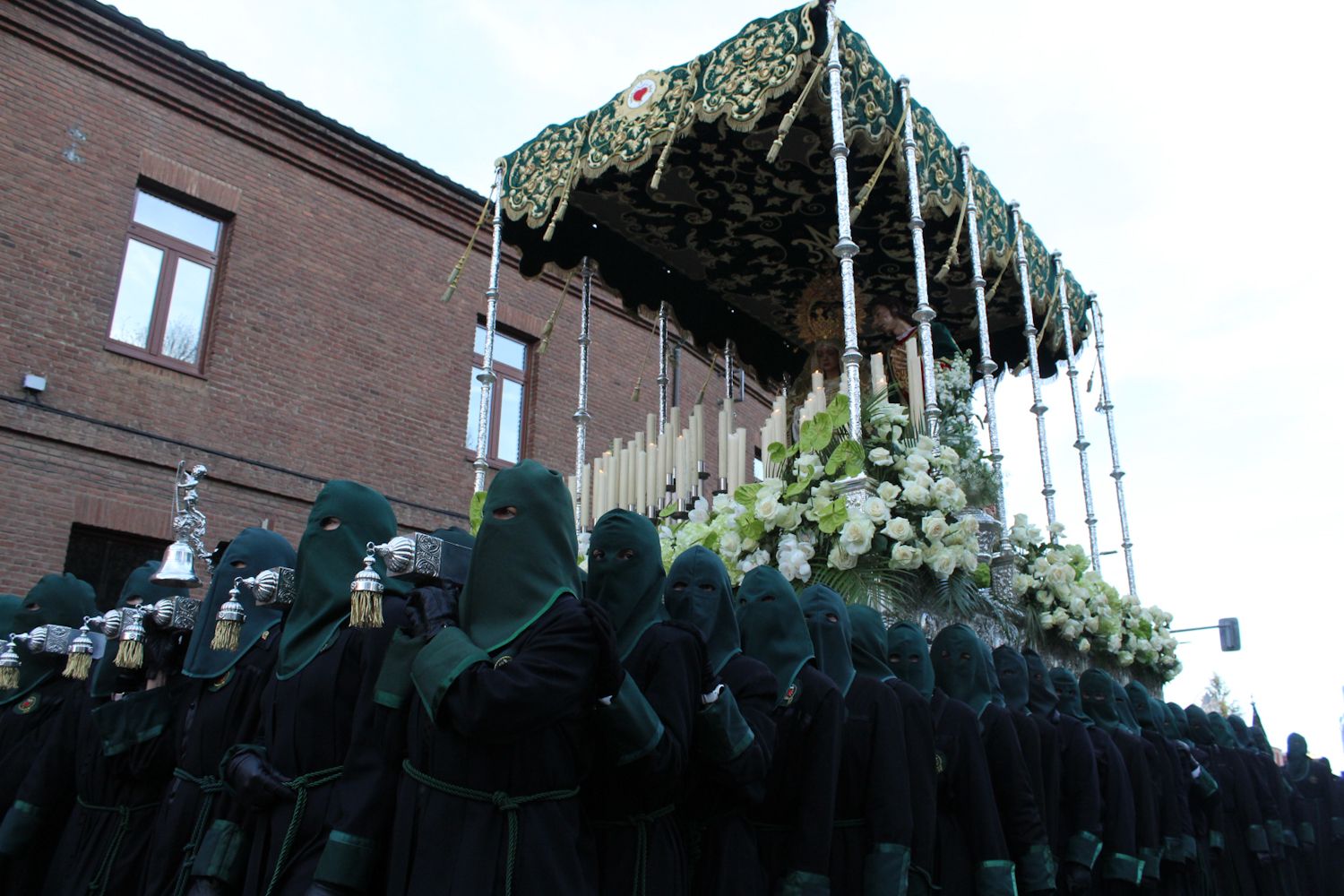 Solemnidad frente al bullicio: Las 'Marías' vencen al caos del Jueves Santo en León