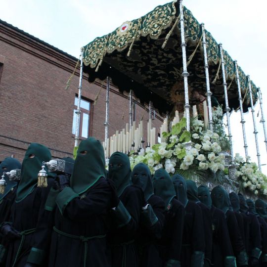 Solemnidad frente al bullicio: Las 'Marías' vencen al caos del Jueves Santo en León
