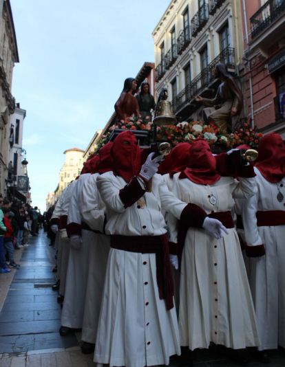 La Sagrada Cena recorre León llenando las calles de devoción | José Martín