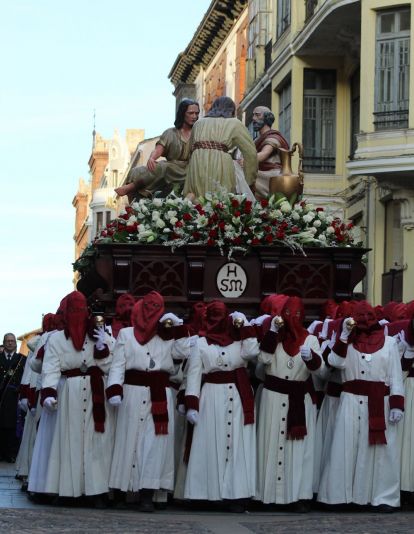 La Sagrada Cena recorre León llenando las calles de devoción | José Martín