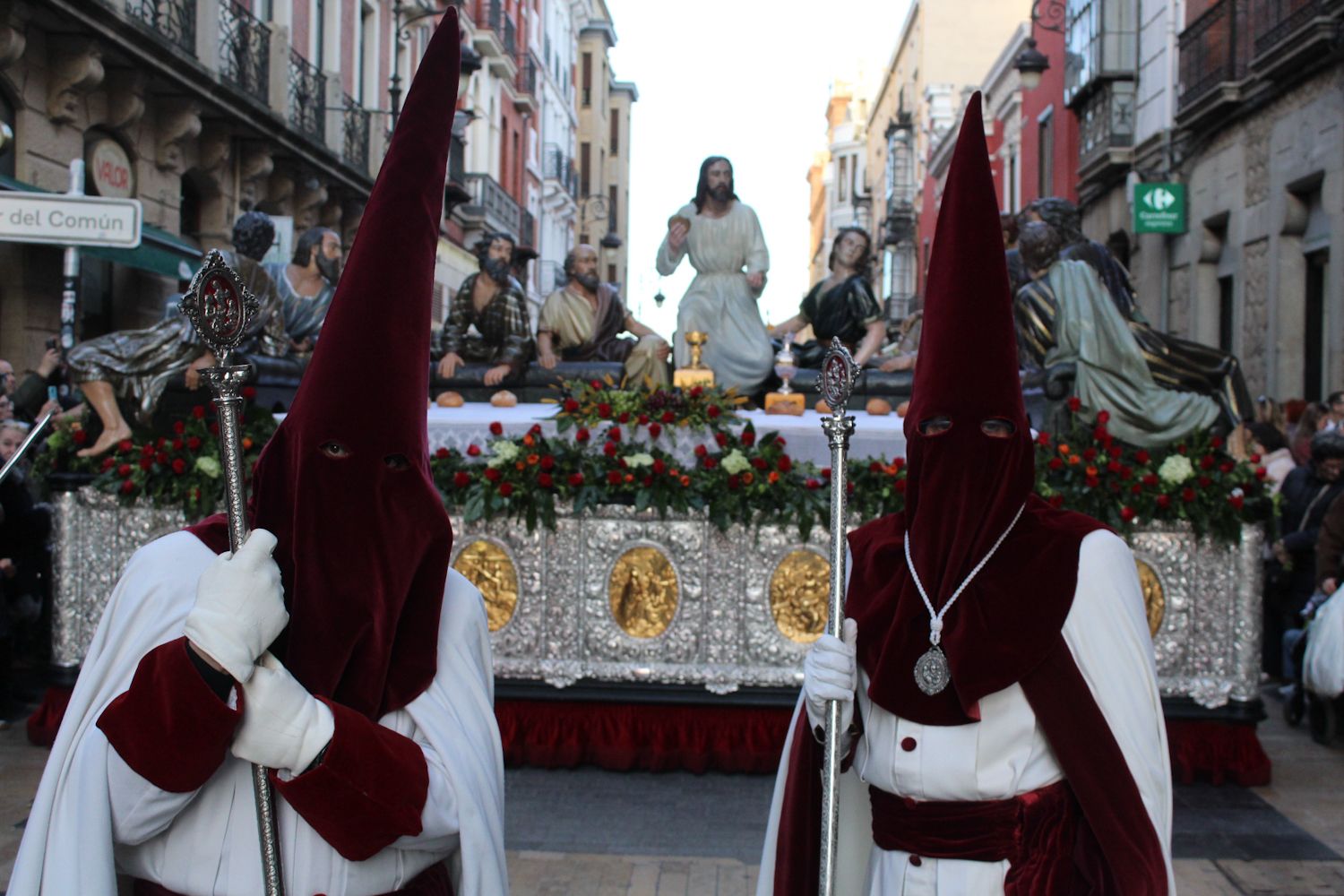 La Sagrada Cena adelanta su salida y despide con solemnidad la tarde del Jueves Santo | José Martín