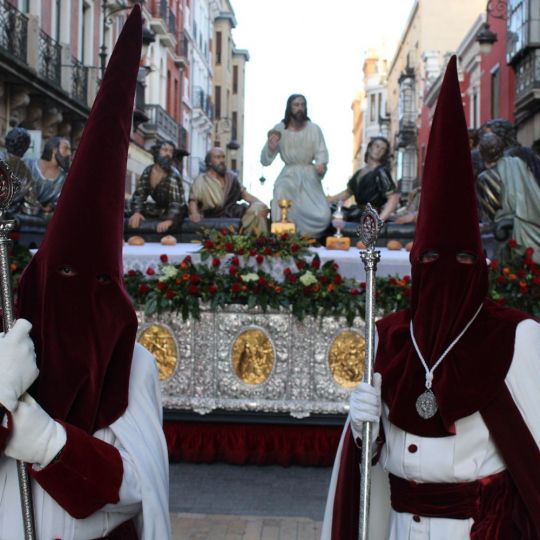 La Sagrada Cena adelanta su salida y despide con solemnidad la tarde del Jueves Santo | José Martín