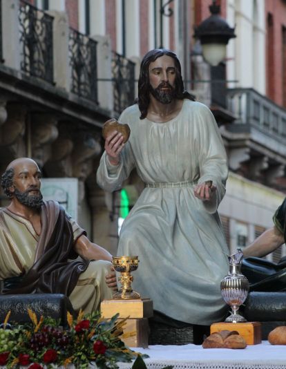 La Sagrada Cena recorre León llenando las calles de devoción | José Martín