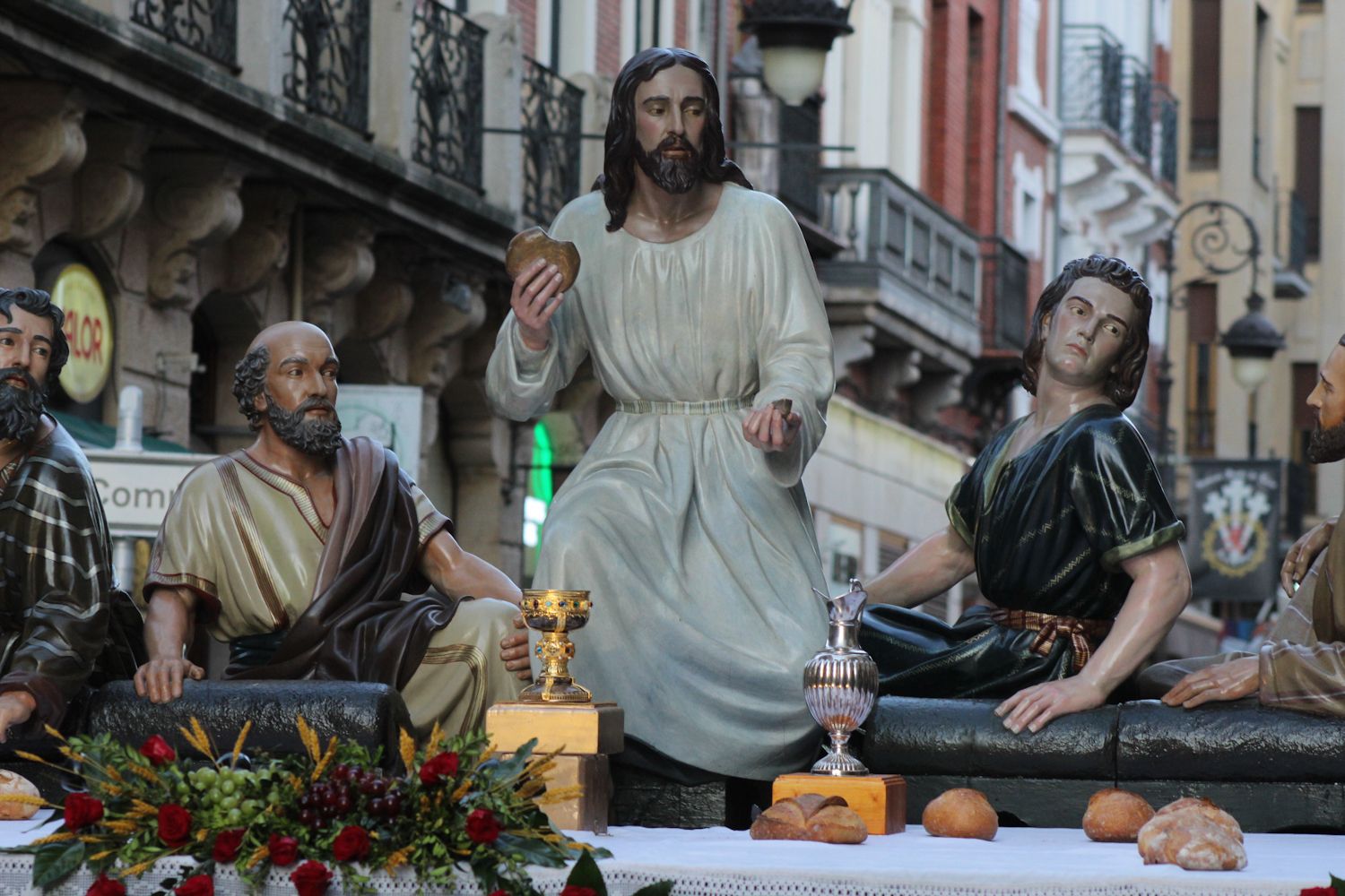 La Sagrada Cena recorre León llenando las calles de devoción | José Martín