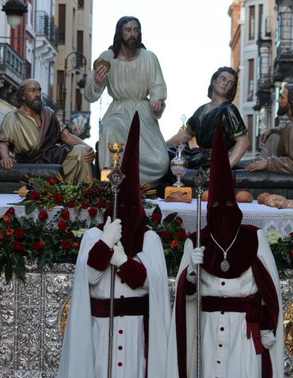 La Sagrada Cena recorre León llenando las calles de devoción | José Martín