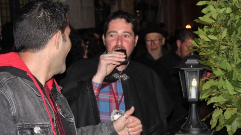 Genarín vuelve a conquistar las calles de León entre versos y orujo | José Martín