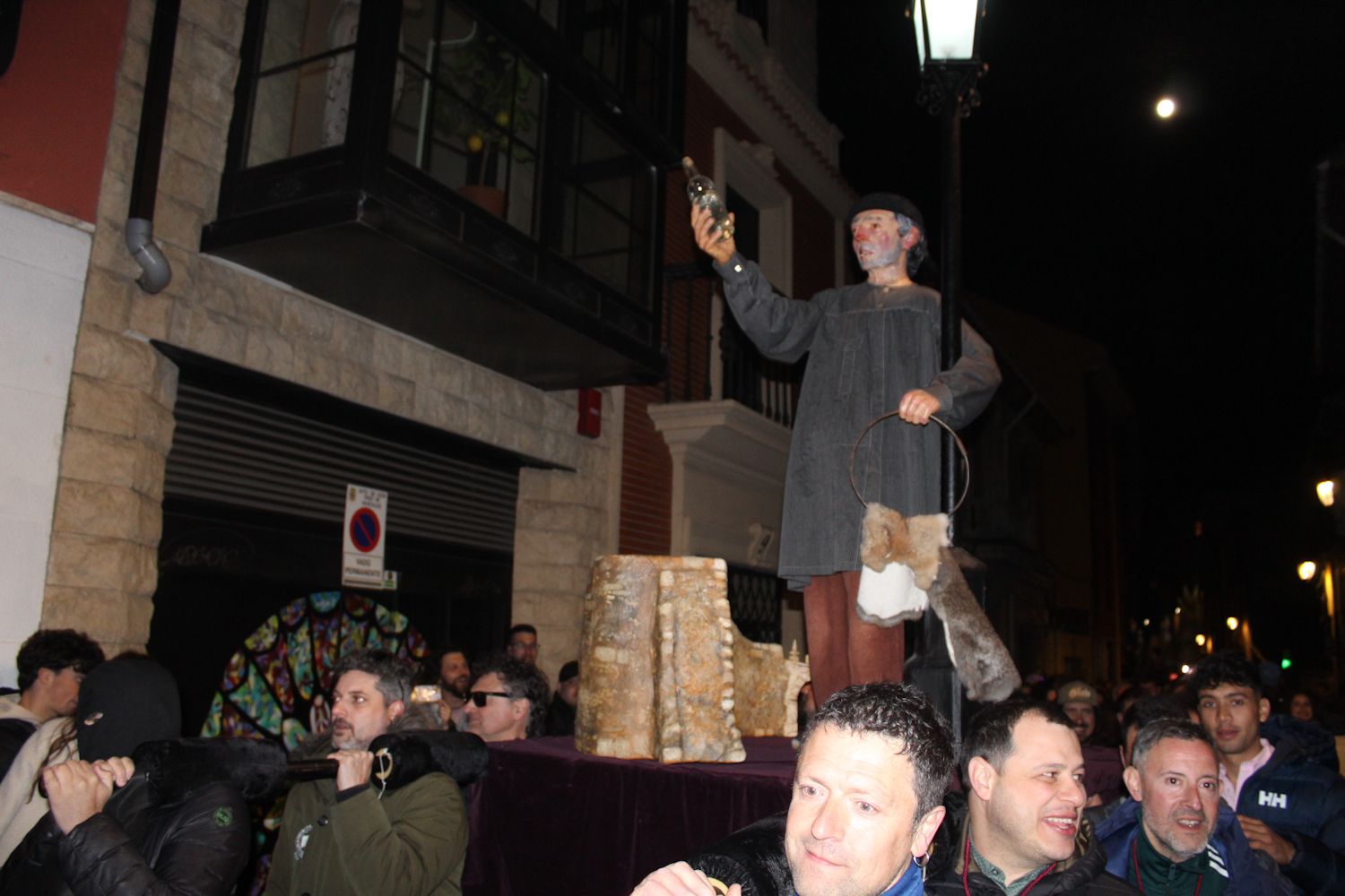 León cae rendida ante Genarín: La noche más canalla desborda las calles de la ciudad | José Martín