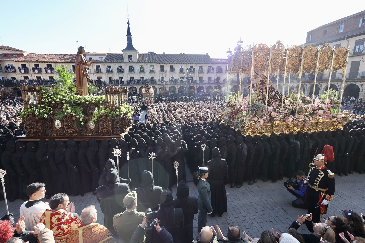 San Juan se postra ante la Dolorosa en el regreso del Encuentro a la Plaza Mayor | Carlos S. Campillo / ICAL San Juan se postra ante la Dolorosa en el regreso del Encuentro a la Plaza Mayor | Carlos S. Campillo / ICAL