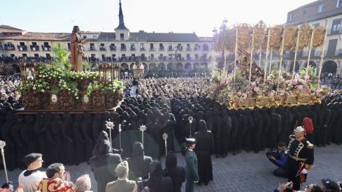 San Juan se postra ante la Dolorosa en el regreso del Encuentro a la Plaza Mayor | Carlos S. Campillo / ICAL