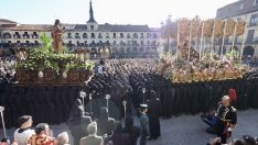 San Juan se postra ante la Dolorosa en el regreso del Encuentro a la Plaza Mayor | Carlos S. Campillo / ICAL