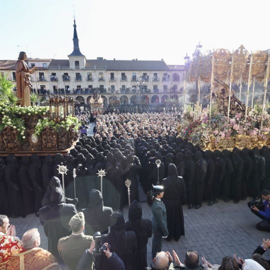 San Juan se postra ante la Dolorosa en el regreso del Encuentro a la Plaza Mayor | Carlos S. Campillo / ICAL