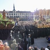 San Juan se postra ante la Dolorosa en el regreso del Encuentro a la Plaza Mayor | Carlos S. Campillo / ICAL