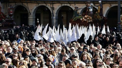 Más de 4.000 papones arropan el Encuentro en la Plaza Mayor de León | Carlos S. Campillo / ICAL Más de 4.000 papones arropan el Encuentro en la Plaza Mayor de León | Carlos S. Campillo / ICAL
