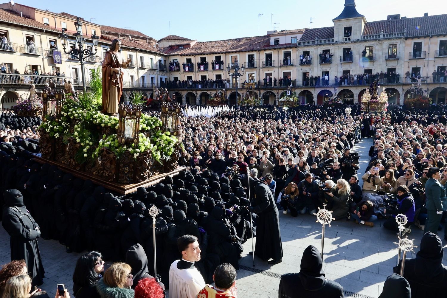 Más de 4.000 papones arropan el Encuentro en la Plaza Mayor de León | Carlos S. Campillo / ICAL Más de 4.000 papones arropan el Encuentro en la Plaza Mayor de León | Carlos S. Campillo / ICAL